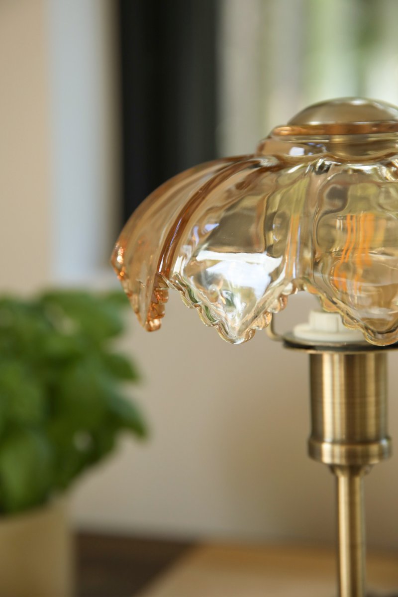 Kurage 35cm Antikmässing/amber portabel från Markslöjd - Kurage &auml;r en elegant portabel bordslampa i metall med antik m&auml;ssingfinish och en dekorativ sk&auml;rm i ambertonat glas.