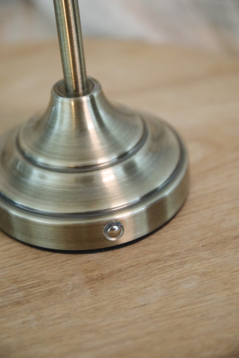 Kurage 35cm Antikmässing/vit portabel från Markslöjd - Kurage &auml;r en elegant portabel bordslampa i metall med antik m&auml;ssingfinish och en dekorativ sk&auml;rm i vitt glas.
