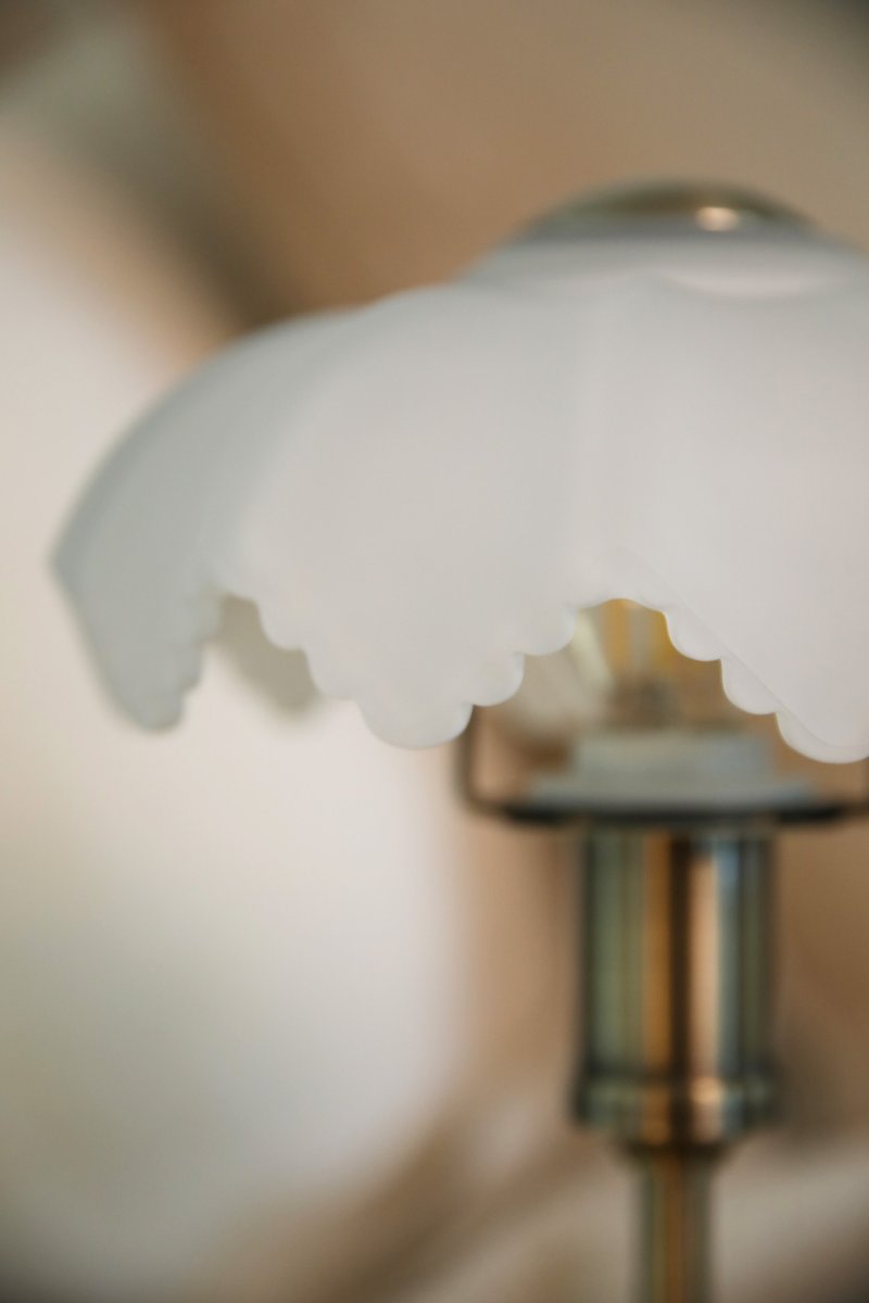 Kurage 35cm Antikmässing/vit portabel från Markslöjd - Kurage &auml;r en elegant portabel bordslampa i metall med antik m&auml;ssingfinish och en dekorativ sk&auml;rm i vitt glas.