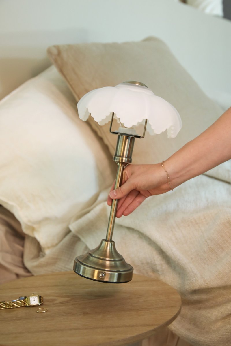 Kurage 35cm Antikmässing/vit portabel från Markslöjd - Kurage &auml;r en elegant portabel bordslampa i metall med antik m&auml;ssingfinish och en dekorativ sk&auml;rm i vitt glas.