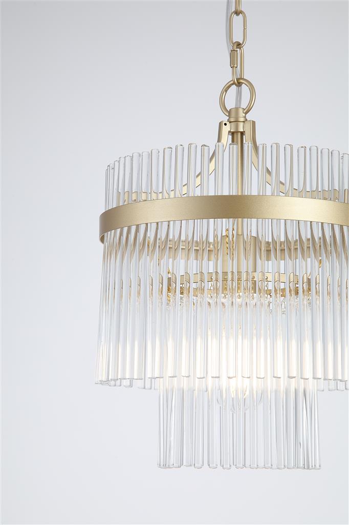 Lara Ø26 Borstad guld kristall från Searchlight - Den runda stommen i metall med borstad guldfinish pryds av klara glasstavar som likt prismor f&aring;ngar och reflekterar ljuset, vilket skapar en mjuk och st&auml;mningsfull ljusbild i rummet.