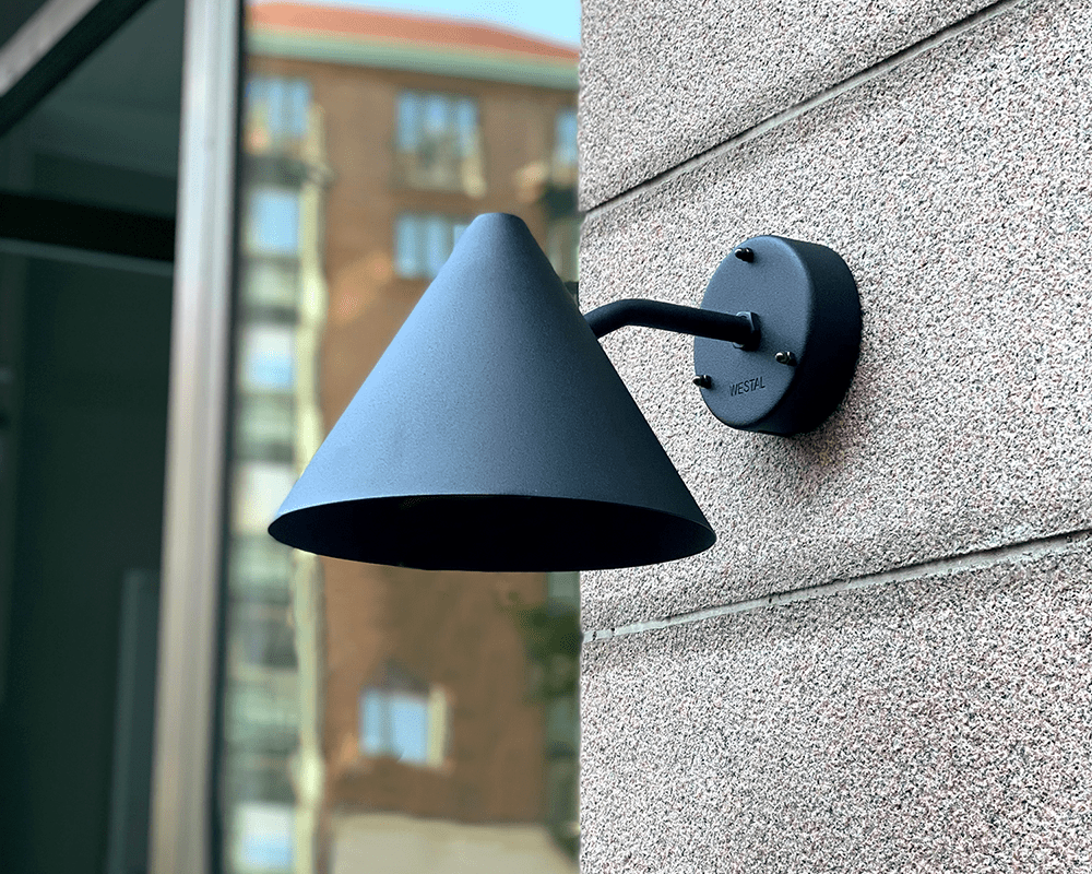 Tratt LED Svart utelampa från Westal - Bakstycket har tv&aring; in- och utg&aring;ngar samt snabbkopplingsplint f&ouml;r enkel installation.