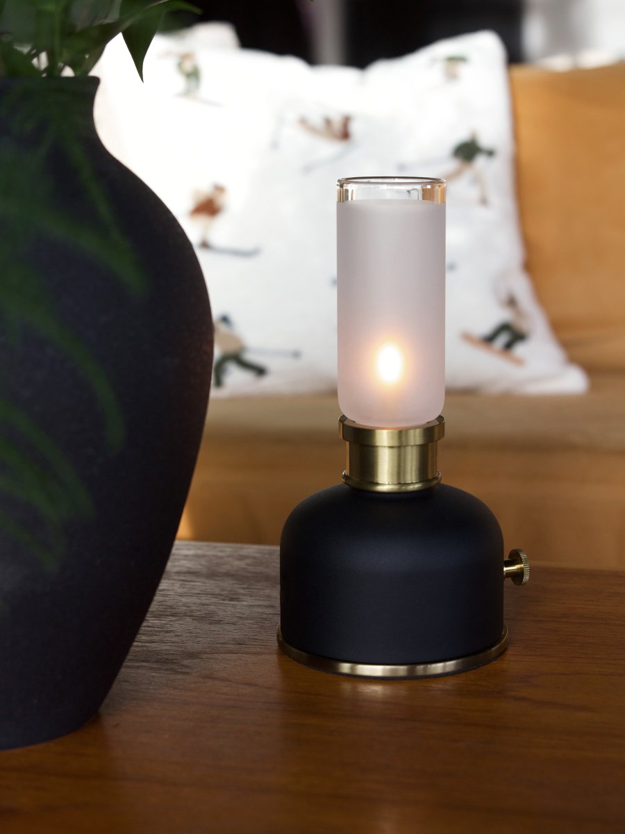 Frida 22cm Svart portabel från PR Home - Den skapar en varm och st&auml;mningsfull atmosf&auml;r med en f&auml;rgtemperatur p&aring; cirka 2000 kelvin och ett ljusfl&ouml;de p&aring; 20&ndash;40 lumen beroende p&aring; dimmerniv&aring;.