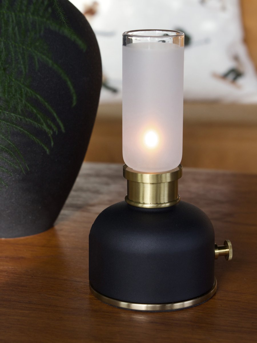 Frida 22cm Svart portabel från PR Home - Den skapar en varm och st&auml;mningsfull atmosf&auml;r med en f&auml;rgtemperatur p&aring; cirka 2000 kelvin och ett ljusfl&ouml;de p&aring; 20&ndash;40 lumen beroende p&aring; dimmerniv&aring;.