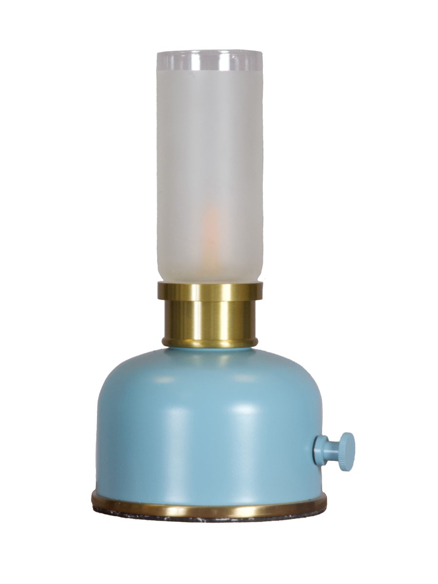 Frida 22cm Blå portabel från PR Home - Den skapar en varm och st&auml;mningsfull atmosf&auml;r med en f&auml;rgtemperatur p&aring; cirka 2200 kelvin och ett ljusfl&ouml;de p&aring; 20&ndash;40 lumen beroende p&aring; dimmerniv&aring;.