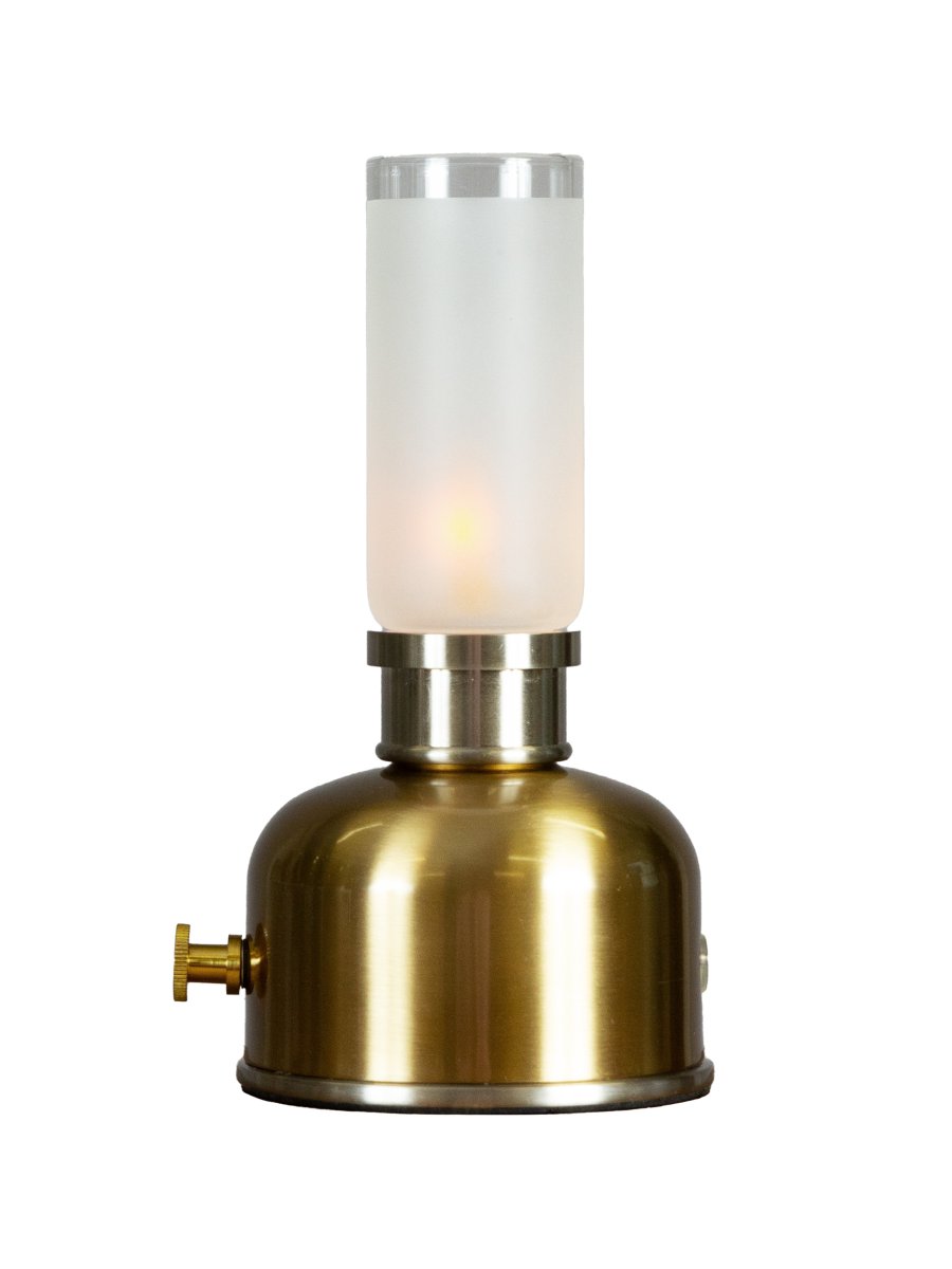 Frida 22cm Mässing portabel från PR Home - Den skapar en varm och st&auml;mningsfull atmosf&auml;r med en f&auml;rgtemperatur p&aring; cirka 2400 kelvin och ett ljusfl&ouml;de p&aring; 20&ndash;40 lumen beroende p&aring; dimmerniv&aring;.