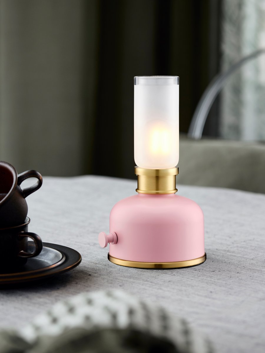 Frida 22cm Rosa portabel från PR Home - Den skapar en varm och st&auml;mningsfull atmosf&auml;r med en f&auml;rgtemperatur p&aring; cirka 2200 kelvin och ett ljusfl&ouml;de p&aring; 20&ndash;40 lumen beroende p&aring; dimmerniv&aring;.