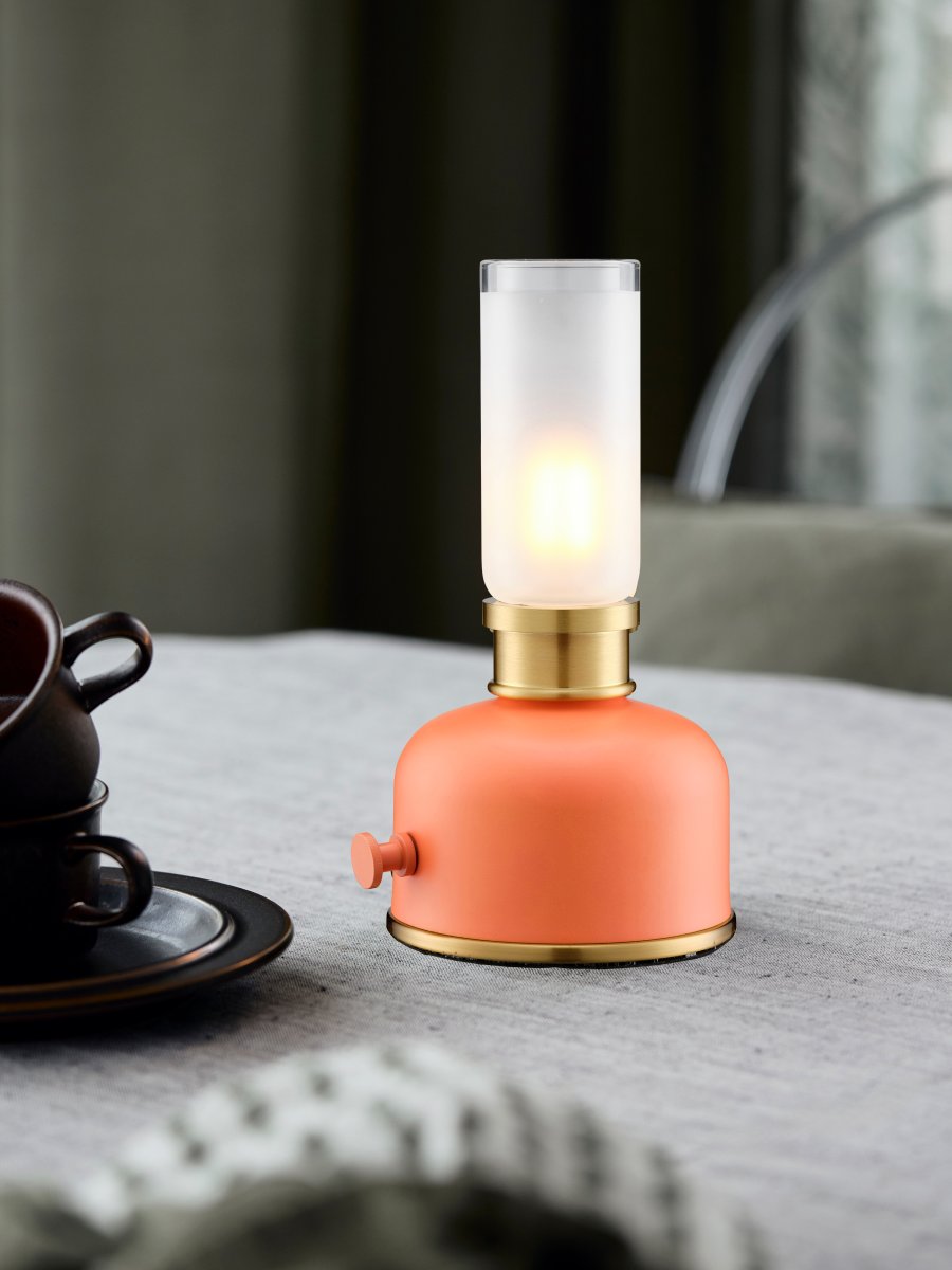 Frida 22cm Orange portabel från PR Home - Den skapar en varm och st&auml;mningsfull atmosf&auml;r med en f&auml;rgtemperatur p&aring; cirka 2200 kelvin och ett ljusfl&ouml;de p&aring; 20&ndash;40 lumen beroende p&aring; dimmerniv&aring;.
