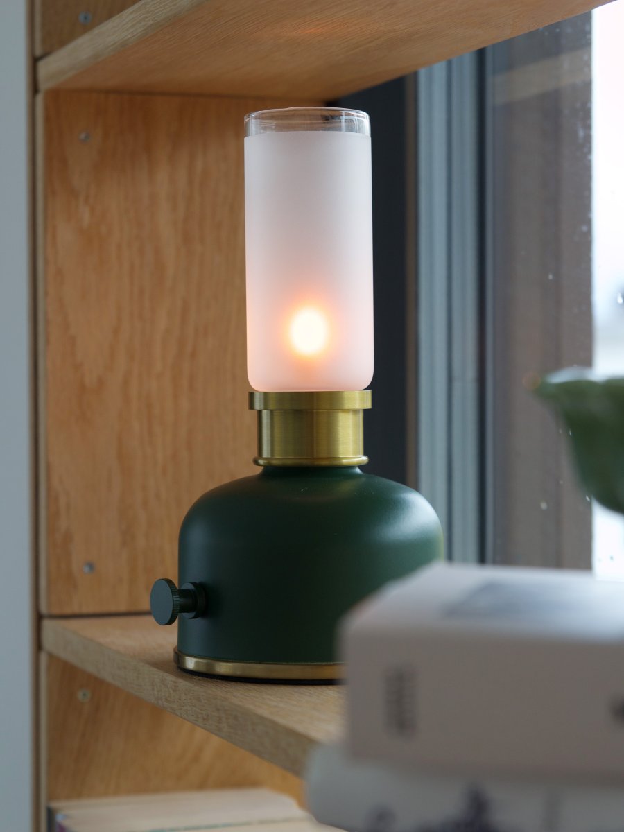Frida 22cm Mörkgrön portabel från PR Home - Den skapar en varm och st&auml;mningsfull atmosf&auml;r med en f&auml;rgtemperatur p&aring; cirka 2000 kelvin och ett ljusfl&ouml;de p&aring; 20&ndash;40 lumen beroende p&aring; dimmerniv&aring;.