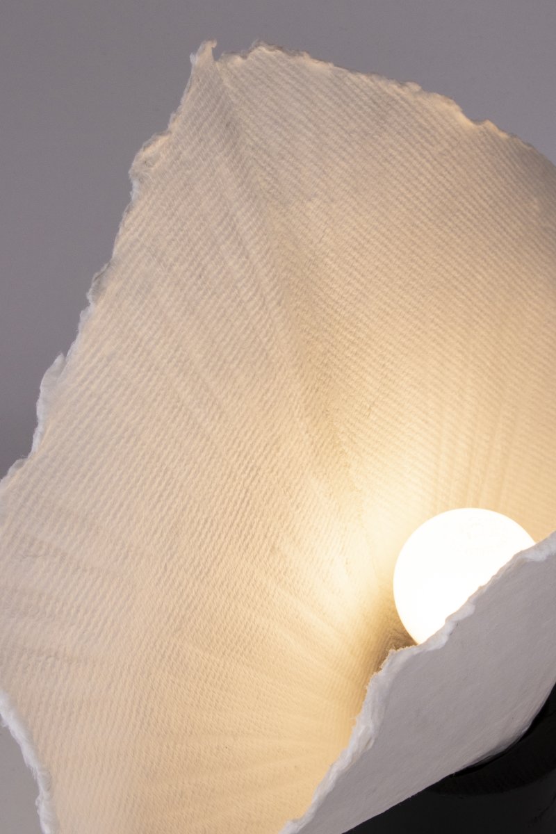 Tropez 35cm Svart/vit bordslampa från Globen Lighting - Eftersom lampan &auml;r tillverkad f&ouml;r hand i ett levande material kan variationer i form och uttryck f&ouml;rekomma, vilket g&ouml;r varje Tropez unik.