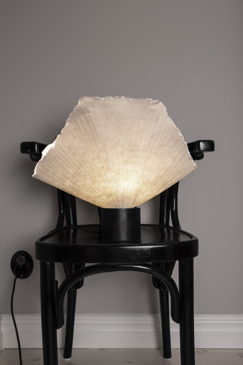 Tropez 35cm Svart/vit bordslampa från Globen Lighting - Eftersom lampan &auml;r tillverkad f&ouml;r hand i ett levande material kan variationer i form och uttryck f&ouml;rekomma, vilket g&ouml;r varje Tropez unik.
