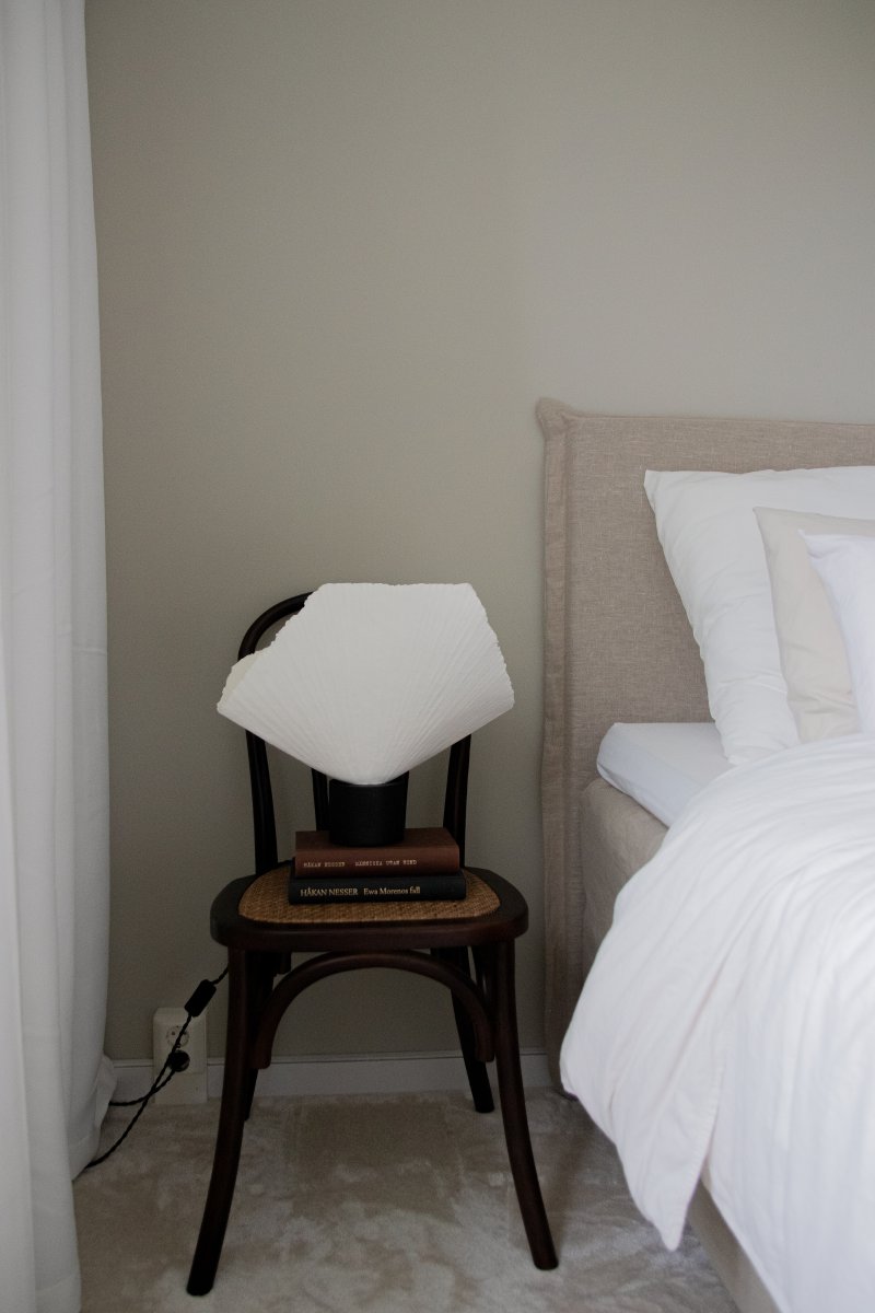 Tropez 35cm Svart/vit bordslampa från Globen Lighting - Eftersom lampan &auml;r tillverkad f&ouml;r hand i ett levande material kan variationer i form och uttryck f&ouml;rekomma, vilket g&ouml;r varje Tropez unik.