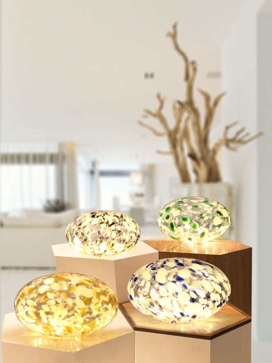 Sten 15cm Grön/Vit bordslampa från Pixie Design - Ut&ouml;ver det har lampan ocks&aring; timerfunktion, den lyser i 8h och &auml;r sl&auml;ckt i 16h, vilket upprepas varje dag om s&aring; &ouml;nskas.