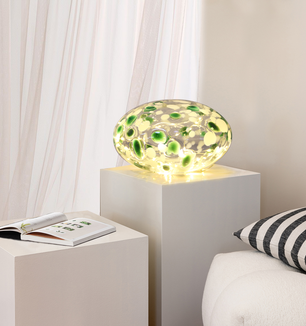 Sten 15cm Grön/Vit bordslampa från Pixie Design - Ut&ouml;ver det har lampan ocks&aring; timerfunktion, den lyser i 8h och &auml;r sl&auml;ckt i 16h, vilket upprepas varje dag om s&aring; &ouml;nskas.