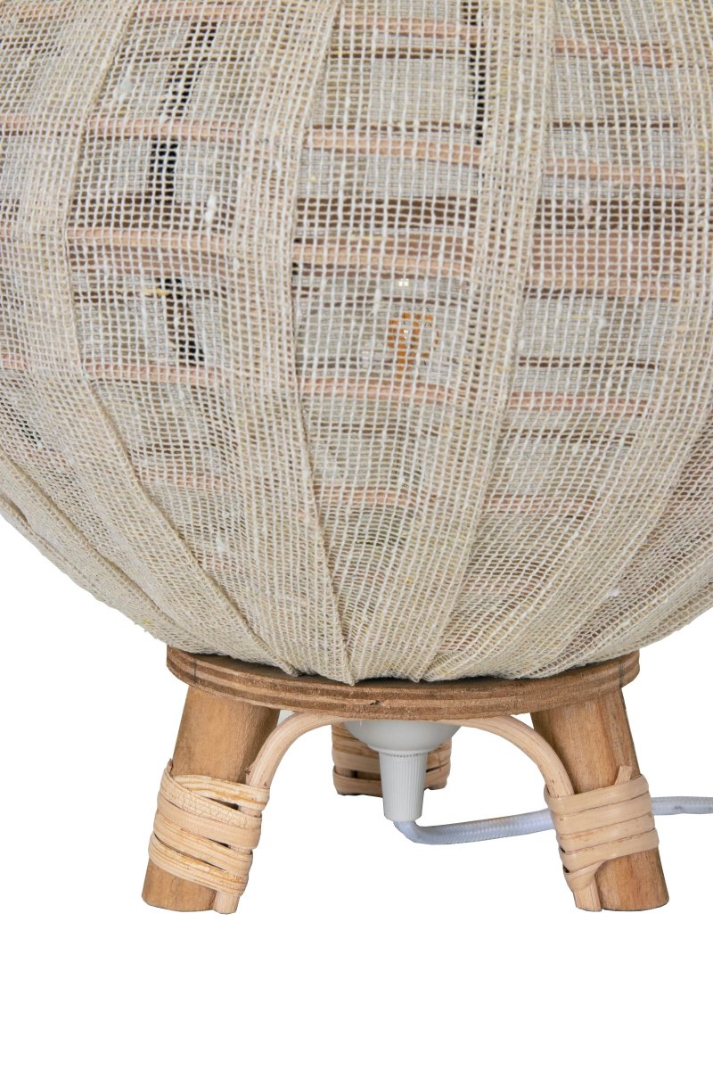 Borneo 37cm Natur bordslampa från Globen Lighting - Lampan &auml;r tillverkad av naturf&auml;rgad rotting och offwhite linnetyg och den har en 200 cm l&aring;ng vit textilkabel med brytare och stickkontakt.