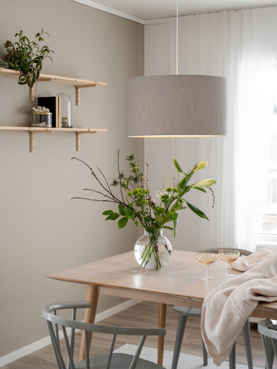 Sara Ø55 Grå taklampa från PR Home - Sk&auml;rmen har en ljus insida som f&ouml;rst&auml;rker ljusfl&ouml;det och ger en mjuk atmosf&auml;r.