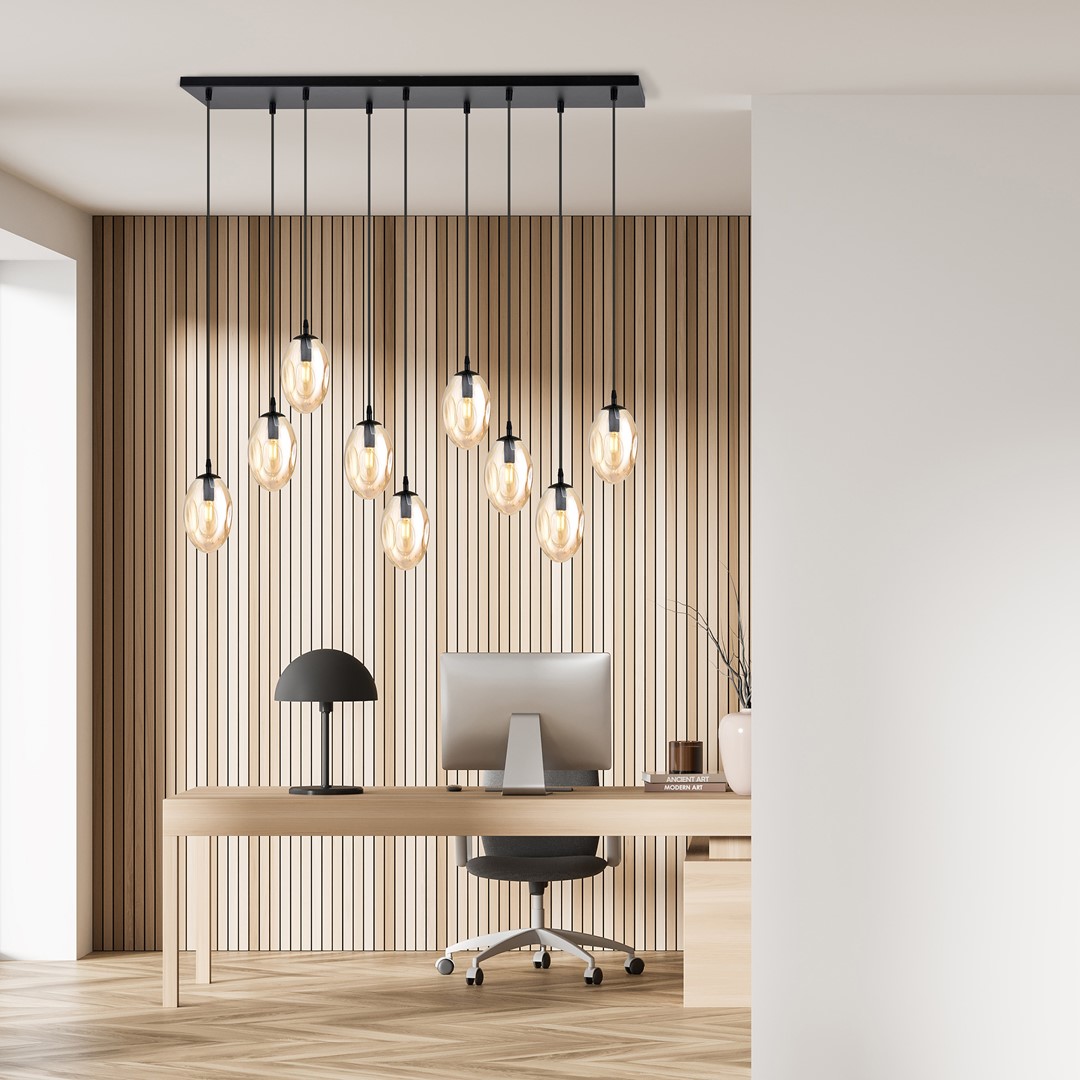 Astral 100cm Amber taklampa från Emibig Lighting - Perfekt ovanf&ouml;r matbordet eller i ett &ouml;ppet rum d&auml;r lampan f&aring;r ta plats och bli ett naturligt blickf&aring;ng.
