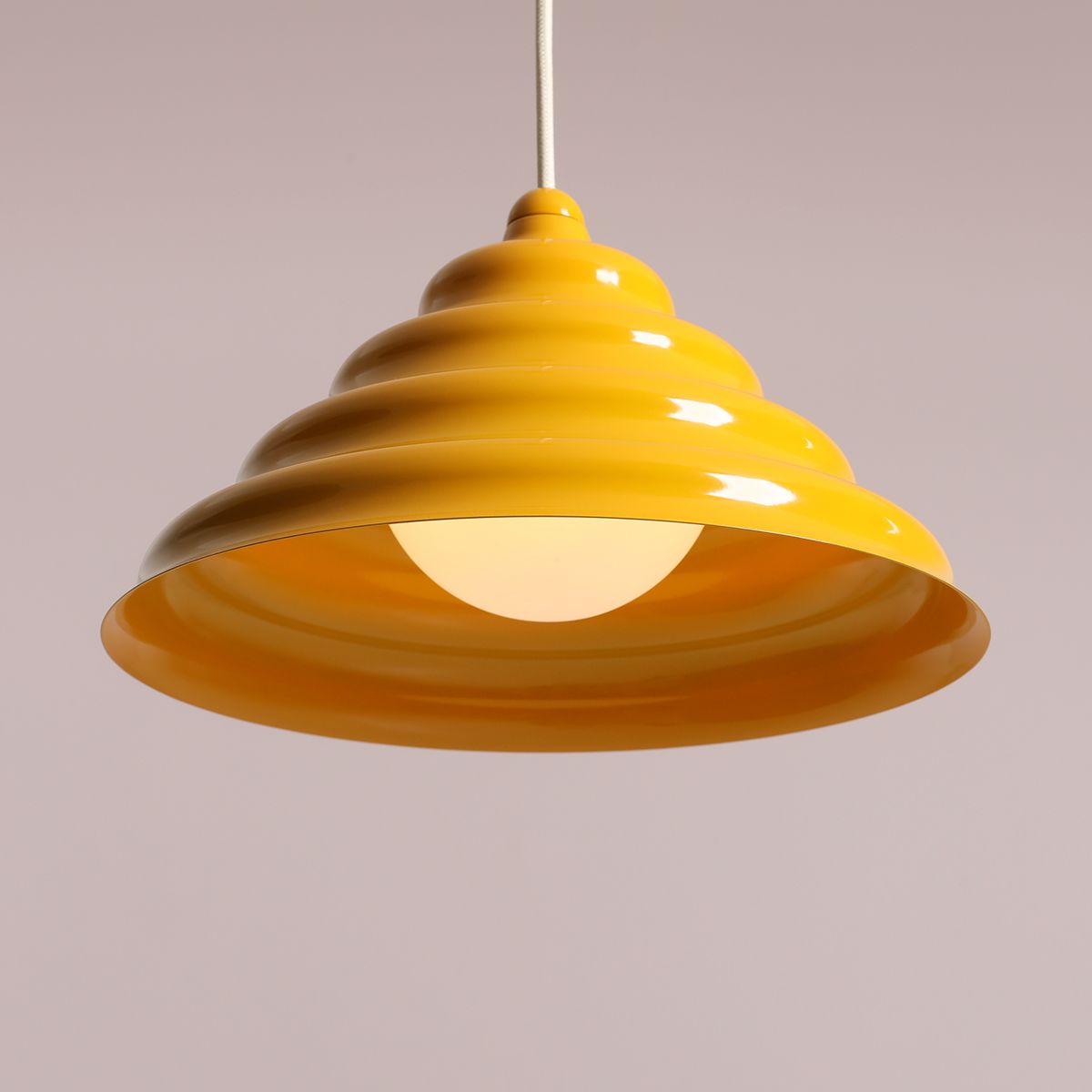 Wave Ø30 Gul taklampa från Artera - Wave &auml;r en modern pendel med retro design vilket g&ouml;r den till en m&aring;ngfaldig belysning och passar in i alla hem.