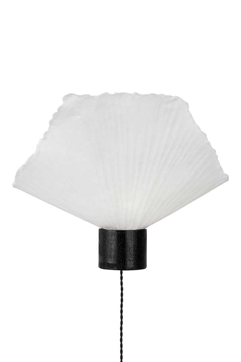 Natur Svart vägglampa från Globen Lighting - V&auml;gglampan Tropez f&ouml;r tankarna till Medelhavet och Franska rivieran, dels tack vare sitt sp&auml;nnande material och dels f&ouml;r sin b&ouml;ljande form.