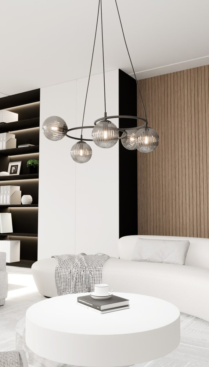 Libra 70cm Rökfärgad taklampa från Emibig Lighting - Den &auml;r uppbyggd av tv&aring; ringar som ger ett l&auml;tt och harmoniskt uttryck, medan kuporna i r&ouml;kf&auml;rgat glas sprider ett varmt och behagligt ljus som skapar en h&auml;rlig atmosf&auml;r.