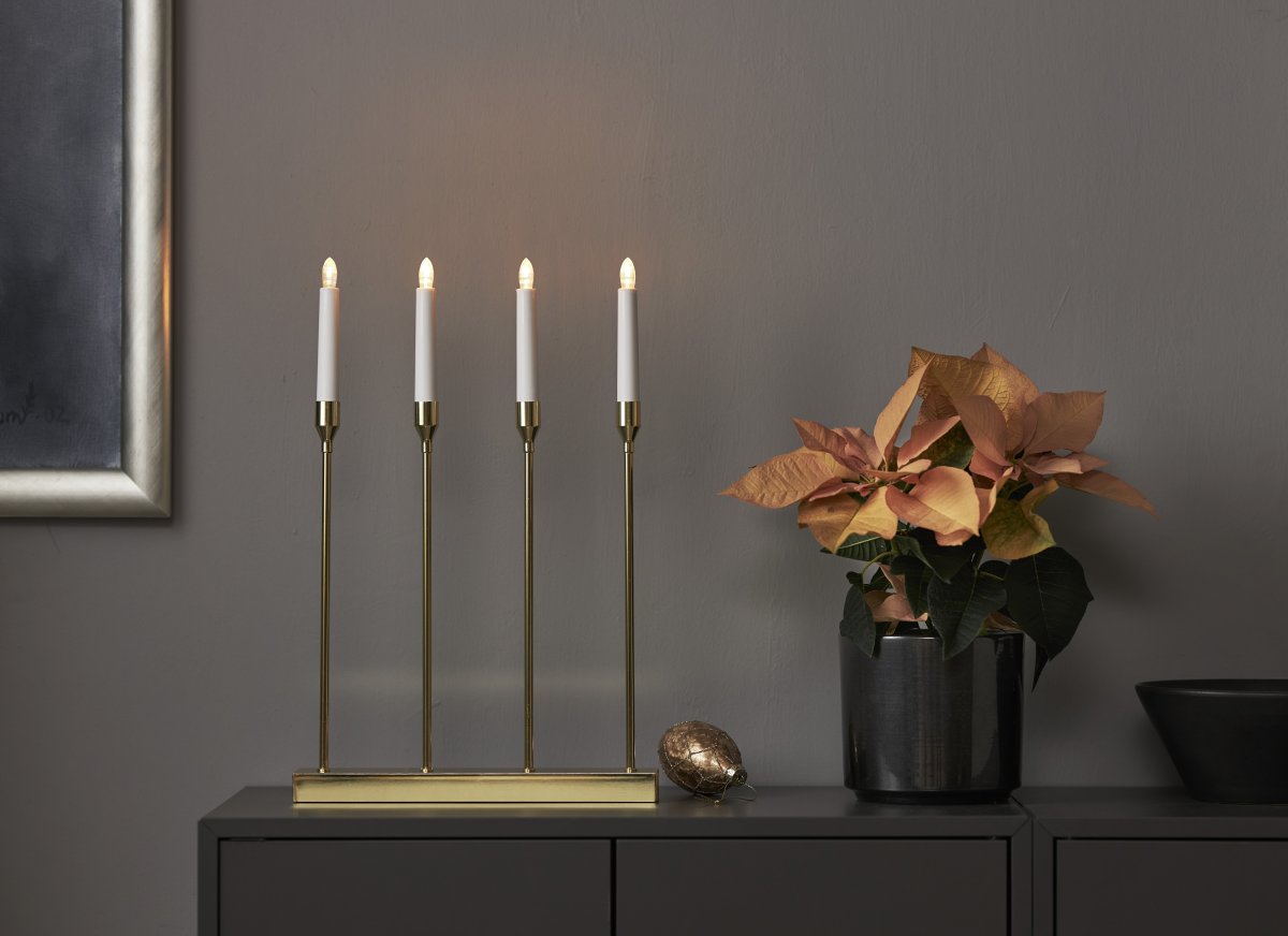 Lottie Mässing från Star Trading - Modern batteri driven adventsljusstake i m&auml;ssings f&auml;rg, tillverkad i metall.