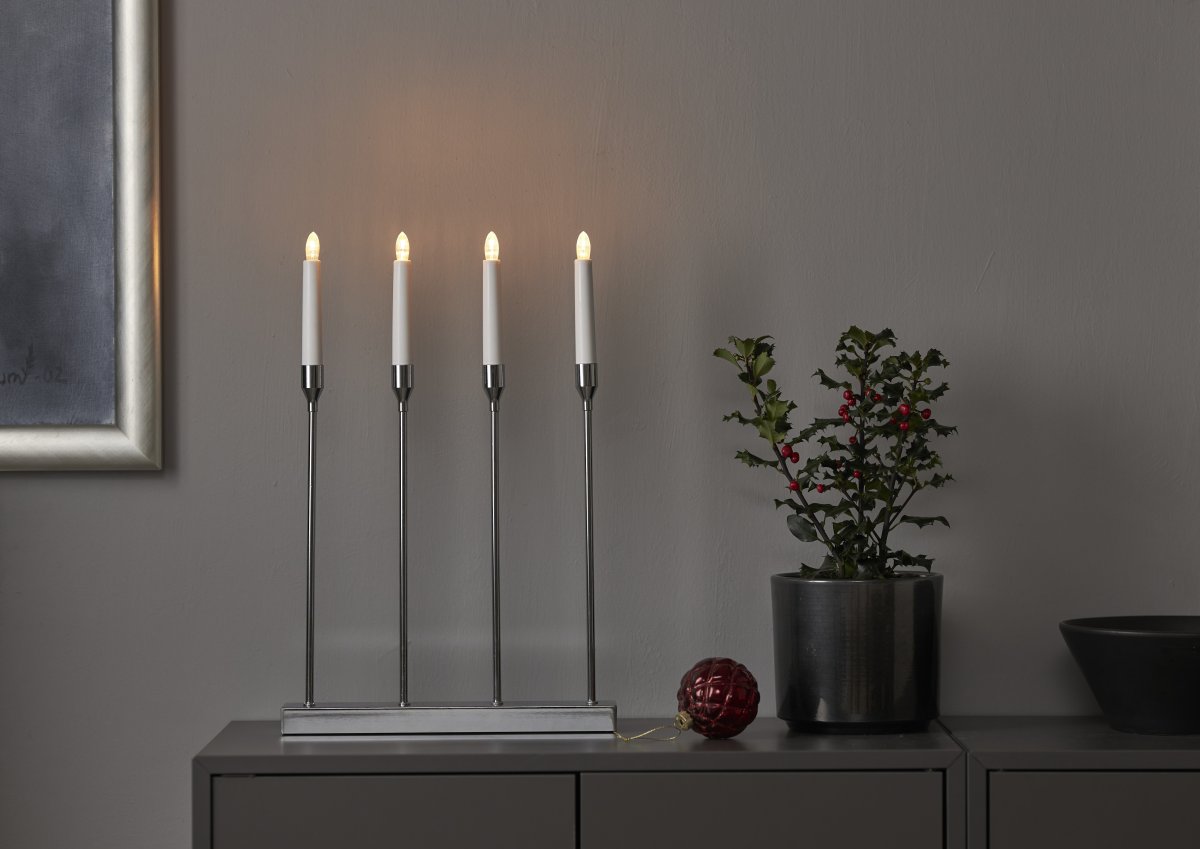 Lottie Krom från Star Trading - Modern batteri driven adventsljusstake i krom f&auml;rg, tillverkad i metall.