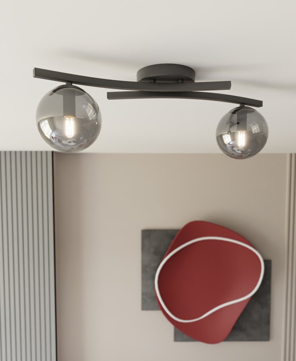 Opus 60cm Rökfärgad plafond från Emibig Lighting - Den enkla formen och kuporna av r&ouml;kf&auml;rgat glas ger rummet en mjukhet och l&auml;tthet, samtidigt som lampan sprider ett behagligt, diffust ljus.