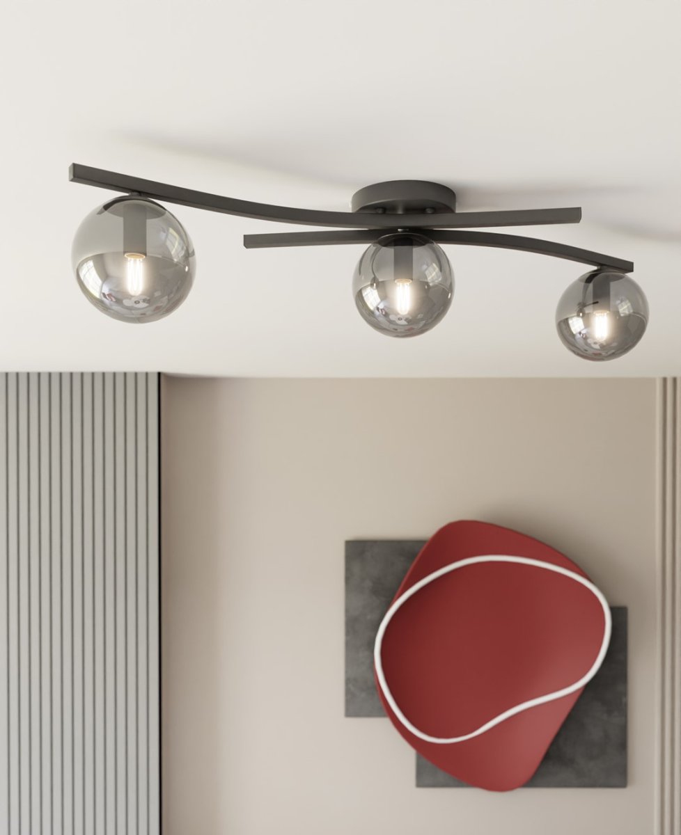 Opus 84cm Rökfärgad plafond från Emibig Lighting - Den enkla formen och kuporna av r&ouml;kf&auml;rgat glas ger rummet en mjukhet och l&auml;tthet, samtidigt som lampan sprider ett behagligt, diffust ljus.