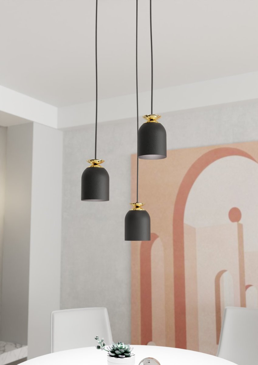 Target Ø30 Svart taklampa från Emibig Lighting - De robusta metallsk&auml;rmarna kombineras med guldf&auml;rgade detaljer som skapar en effektfull kontrast och tillf&ouml;r b&aring;de elegans och sofistikering.