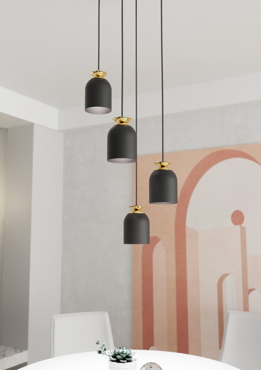 Target Ø30 Svart taklampa från Emibig Lighting - De robusta metallsk&auml;rmarna kombineras med guldf&auml;rgade detaljer som skapar en effektfull kontrast och tillf&ouml;r b&aring;de elegans och sofistikering.