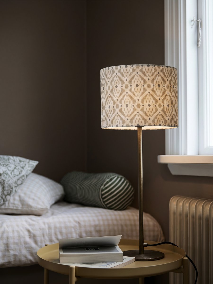 Base 58cm Mässing/brun bordslampa från PR Home - Foten i m&auml;ssing i kombination med detaljerade textilsk&auml;rmen i en jordn&auml;ra brun f&auml;rg skapar en h&auml;rlig atmosf&auml;r i rummet.
