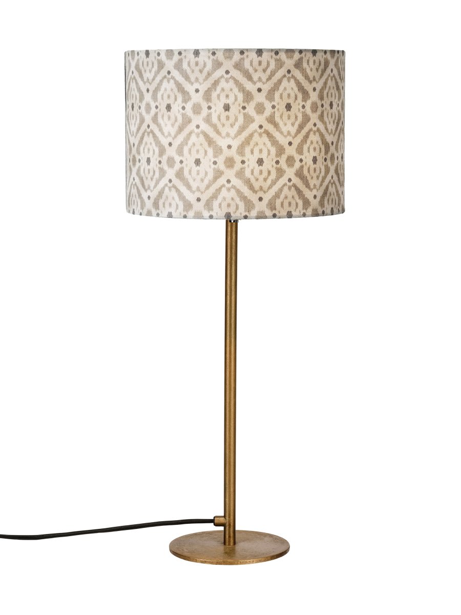 Base 58cm Mässing/brun bordslampa från PR Home - Foten i m&auml;ssing i kombination med detaljerade textilsk&auml;rmen i en jordn&auml;ra brun f&auml;rg skapar en h&auml;rlig atmosf&auml;r i rummet.