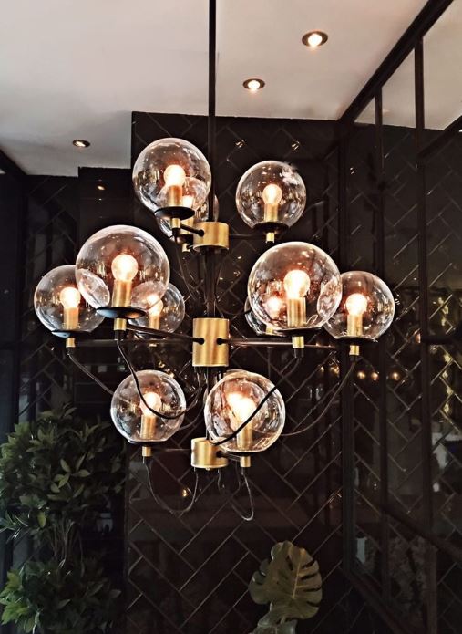 Perla 12 Ø78 Svart/mässing taklampa från Hallbergs - Perla &auml;r en modern klassisker designad av &Aring;sa Ingrosso i samarbete med Hallbergs.