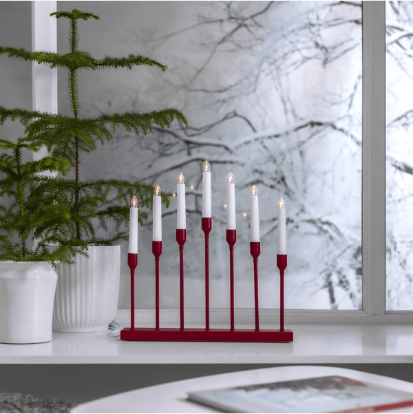 Aztra Röd från Star Trading - Adventsljusstake i fin r&ouml;d nyans, tillverkad i metall.
