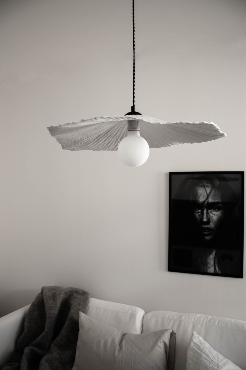 Tropez Ø60 Vit taklampa från Globen Lighting - Lampan har en 120 cm l&aring;ng tvistad textilkabel och takkopp, kronkoppling f&ouml;r takanslutning ing&aring;r ej.