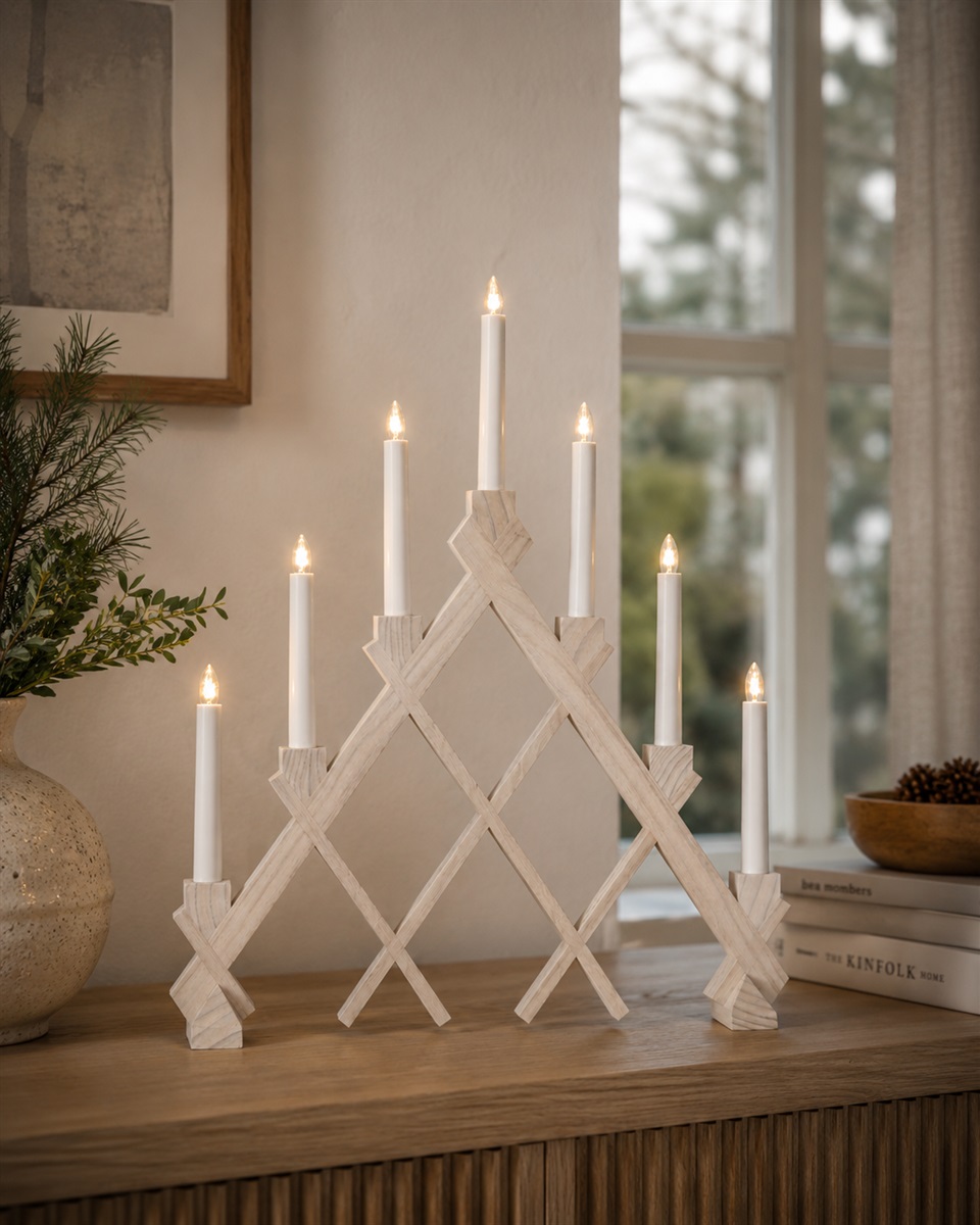 Rut Vitbets från Star Trading - En tidl&ouml;s adventsljusstake som passar lika fint i f&ouml;nstret som p&aring; en byr&aring; eller ett sidobord och blir en st&auml;mningsfull detalj i hemmet under julens m&ouml;rka dagar.