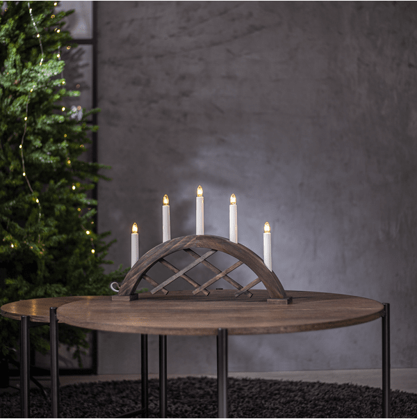 Rute Brun från Star Trading - L&aring;t julens v&auml;rme sprida sig i ditt f&ouml;nster med denna klassiska ljusstake.