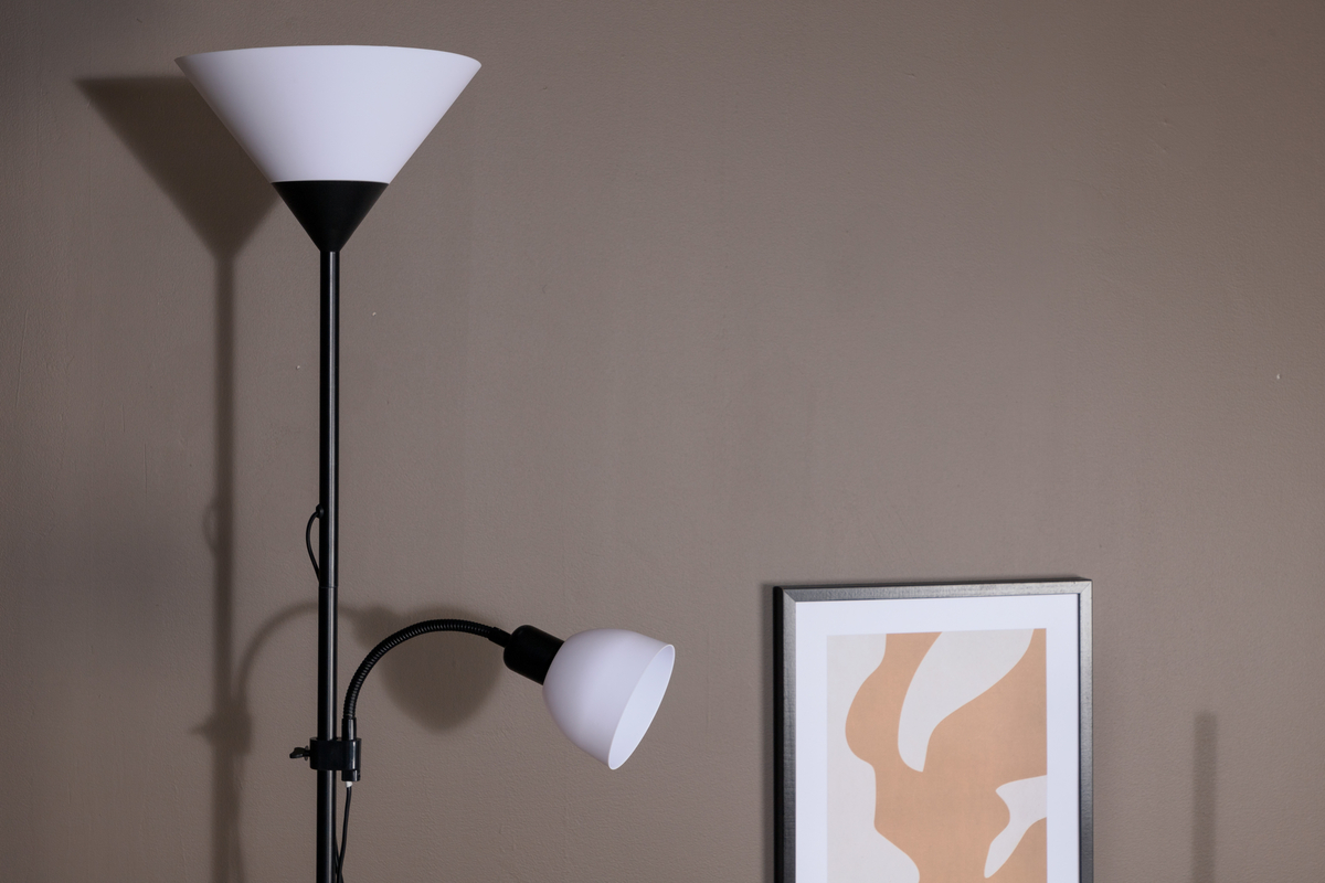 Bagasi Svart golvlampa från Venture Design - Bagasi &auml;r en h&ouml;g golvlampa med en flexibel arm i en tidl&ouml;s och modern design.