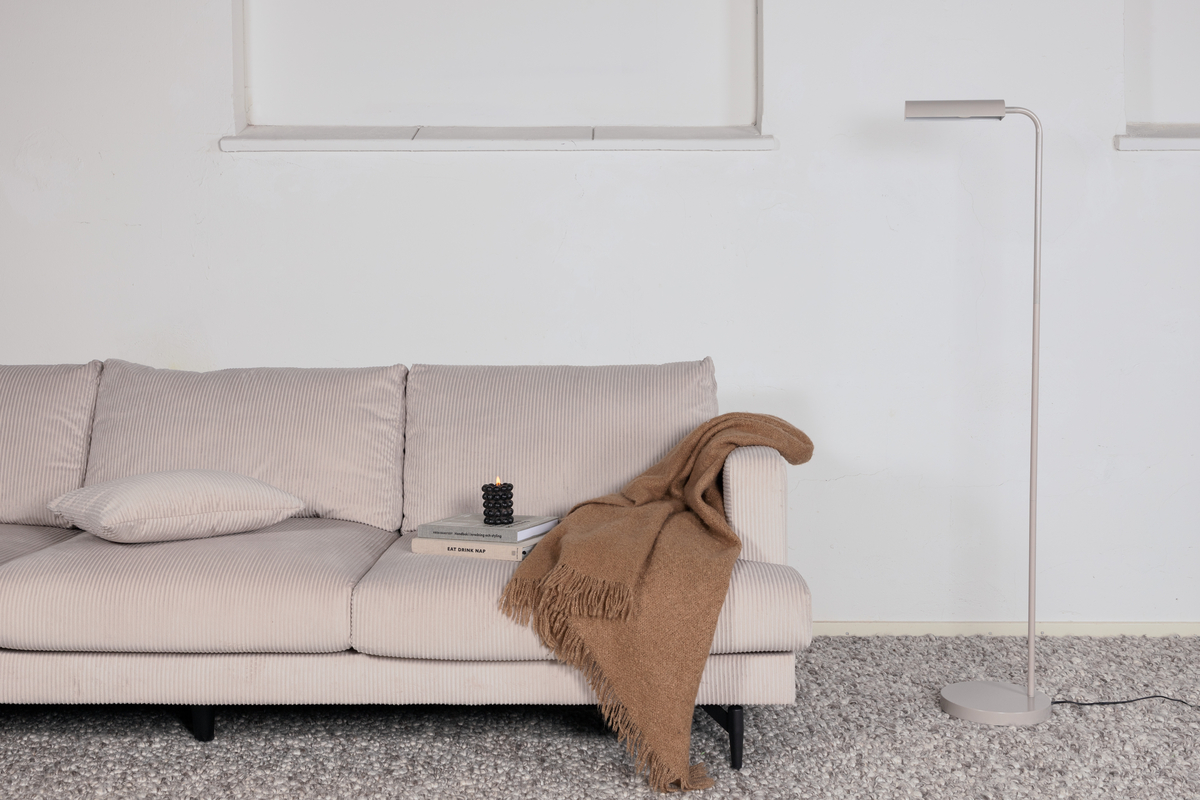 Harmonica Beige golvlampa från Venture Design - Med sin n&auml;tta form &auml;r det en lampa som passar in i hemmets alla h&ouml;rn och vr&aring;r.
