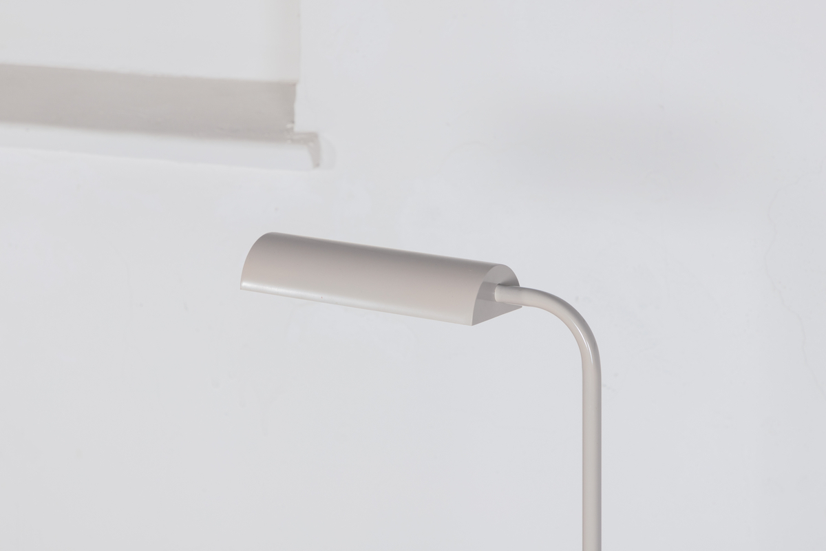 Harmonica Beige golvlampa från Venture Design - Med sin n&auml;tta form &auml;r det en lampa som passar in i hemmets alla h&ouml;rn och vr&aring;r.