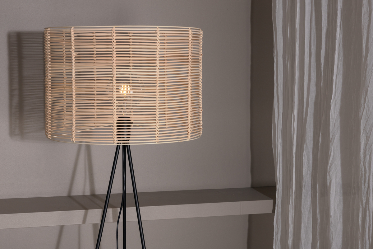 Fence Svart golvlampa från Venture Design - FENCE &auml;r en modern golvlampa i rotting som ger ett vackert sken i rummet.