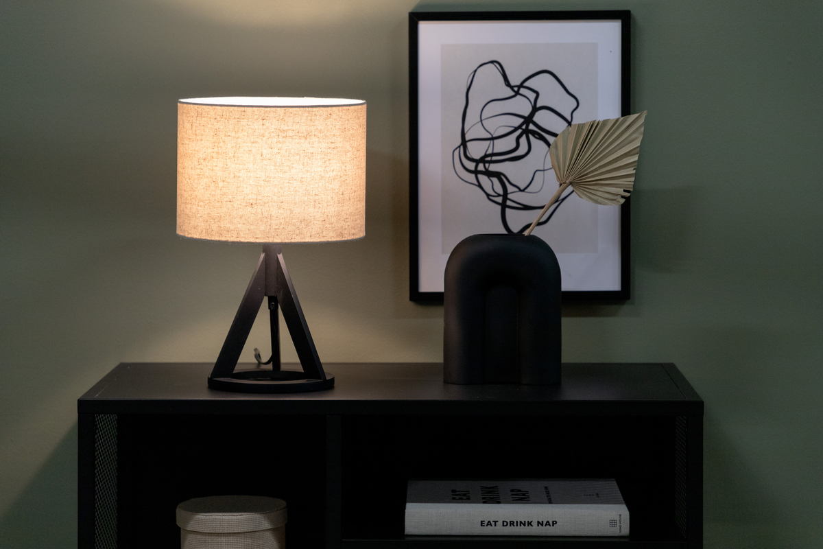 Kona 50cm Svart bordslampa från Venture Design - Kona bordslampa har ett stilrent svart stativ med tre ben och en cirkelformad botten, samt en lampsk&auml;rm i linne som ger lampan en h&auml;rlig mjuk ton.