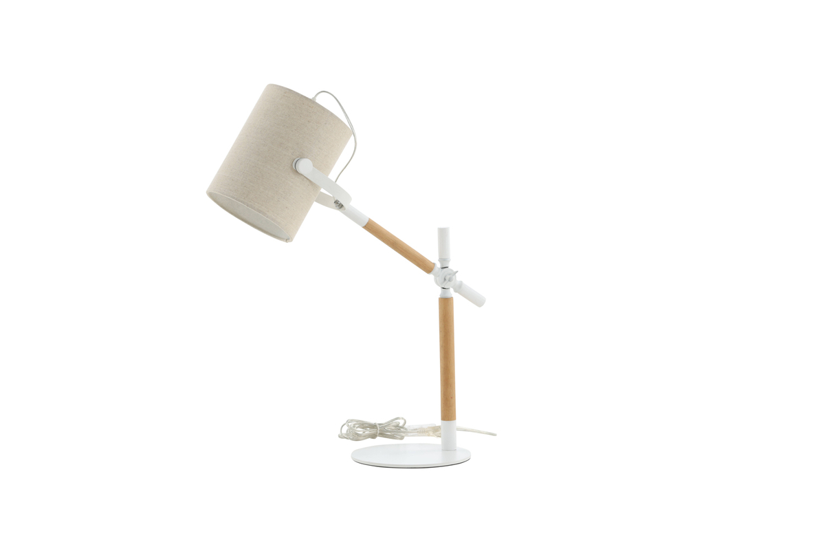 Dennis 66cm Vit/trä skrivbordslampa från Venture Design - Lampsk&auml;rmen i beige linne ger rummet ett behagligt ljus och kombinationen av de vita metallen och tr&auml;detaljerna g&ouml;r lampan b&aring;de stils&auml;ker och tidl&ouml;s.