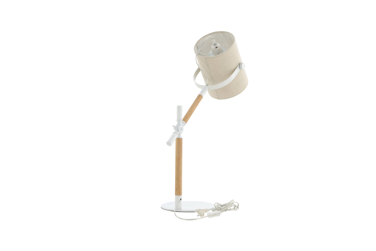 Dennis 66cm Vit/trä skrivbordslampa från Venture Design - Lampsk&auml;rmen i beige linne ger rummet ett behagligt ljus och kombinationen av de vita metallen och tr&auml;detaljerna g&ouml;r lampan b&aring;de stils&auml;ker och tidl&ouml;s.