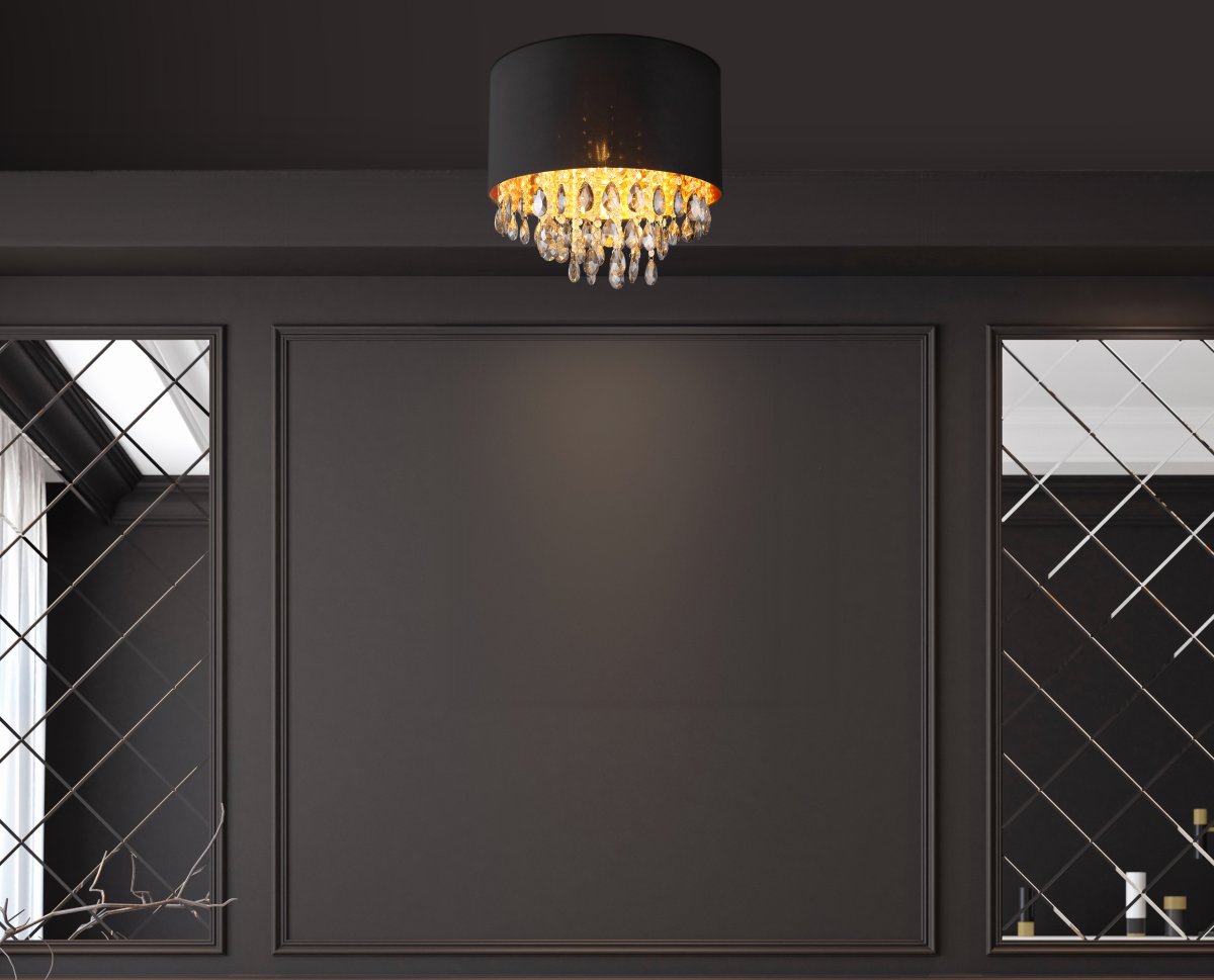 Coletta Ø40 Svart plafond från Globo Lighting - Textilsk&auml;rmen med en guldig insida ger ett behagligt sken och i kombination med prismorna som omfamnar ljusk&auml;llan skapas ett vackert ljusspel i rummet n&auml;r lampan &auml;r t&auml;nd.