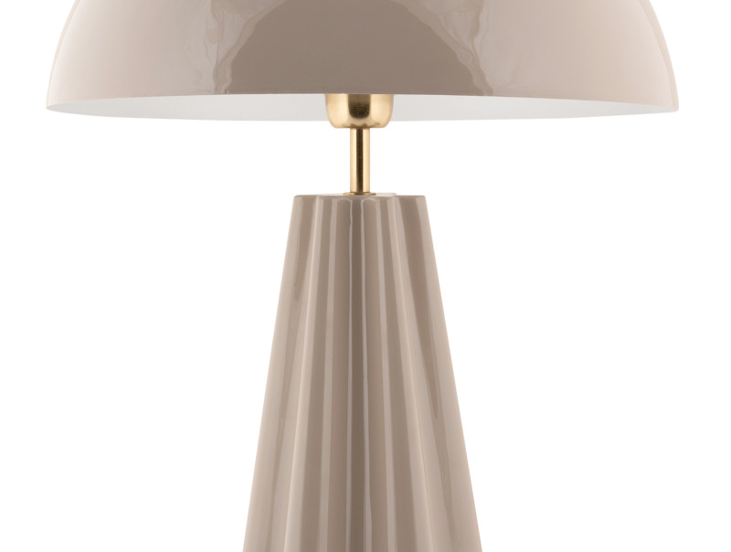 Amplio 55cm Greige bordslampa från Leitmotiv - Den &auml;r tillverkad i metall med en blank greige finish och eleganta m&auml;ssingdetaljer som ger ett sofistikerat uttryck.