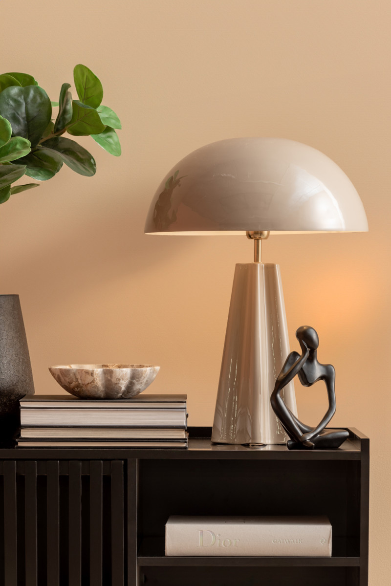 Amplio 55cm Greige bordslampa från Leitmotiv - Den &auml;r tillverkad i metall med en blank greige finish och eleganta m&auml;ssingdetaljer som ger ett sofistikerat uttryck.