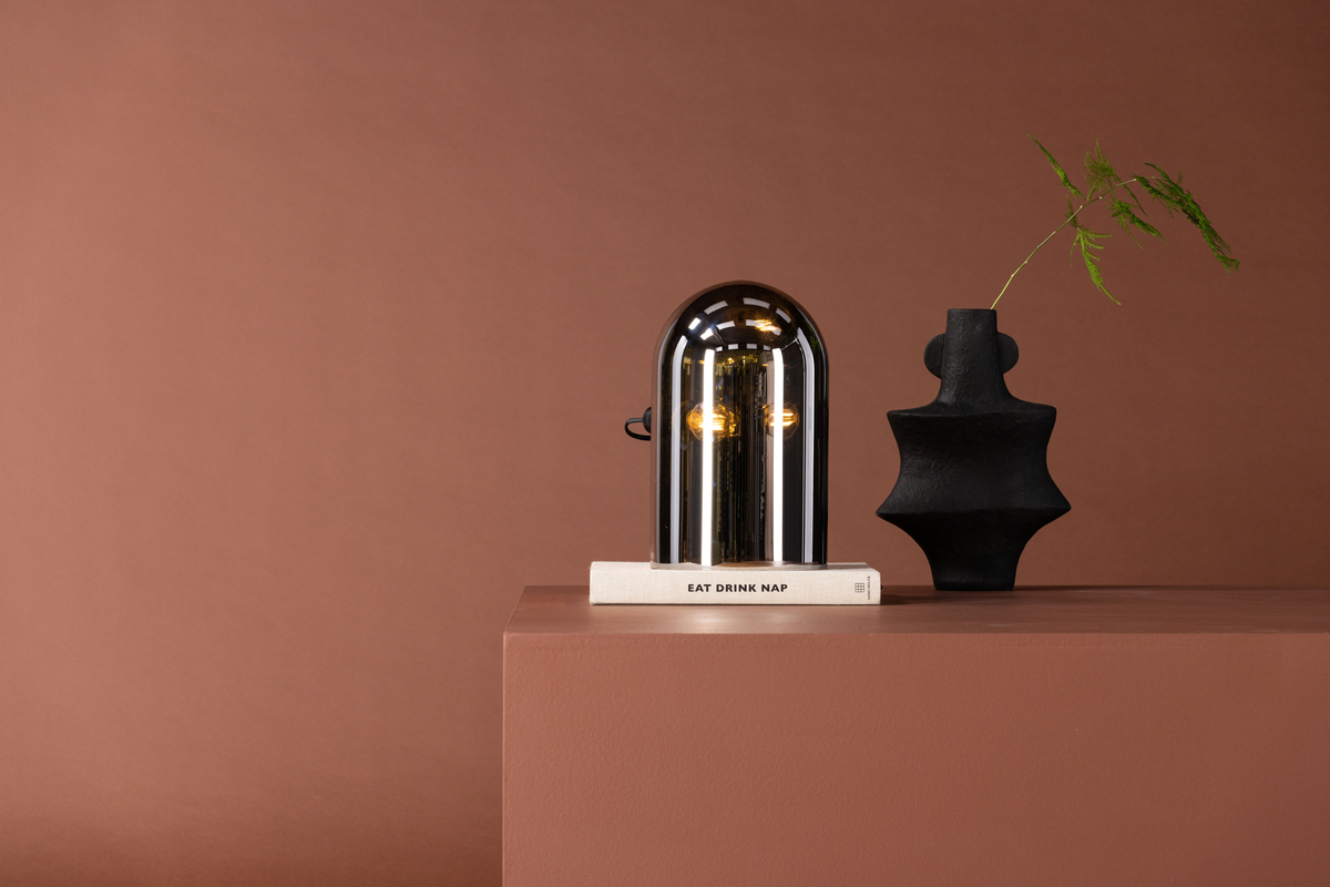 Quentin 32cm Rökfärgad bordslampa från Venture Design - Den h&auml;r trendiga lampan &auml;r enkel att matcha med &ouml;vrig inredning och den n&auml;tta storleken m&ouml;jligg&ouml;r placering p&aring; &auml;ven de tr&aring;nga platserna, f&ouml;rslagsvis p&aring; en hylla.