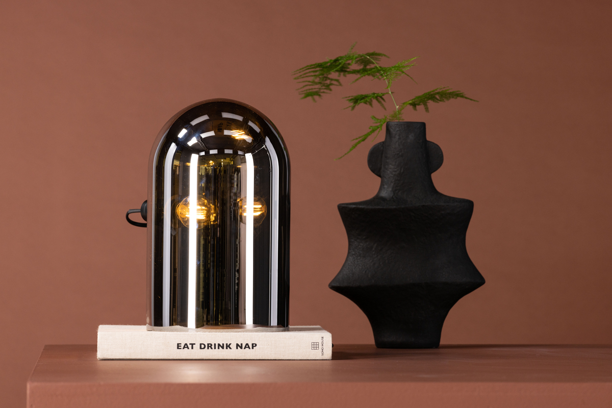 Quentin 32cm Rökfärgad bordslampa från Venture Design - Den h&auml;r trendiga lampan &auml;r enkel att matcha med &ouml;vrig inredning och den n&auml;tta storleken m&ouml;jligg&ouml;r placering p&aring; &auml;ven de tr&aring;nga platserna, f&ouml;rslagsvis p&aring; en hylla.