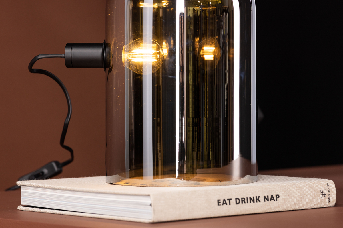 Quentin 32cm Rökfärgad bordslampa från Venture Design - Den h&auml;r trendiga lampan &auml;r enkel att matcha med &ouml;vrig inredning och den n&auml;tta storleken m&ouml;jligg&ouml;r placering p&aring; &auml;ven de tr&aring;nga platserna, f&ouml;rslagsvis p&aring; en hylla.